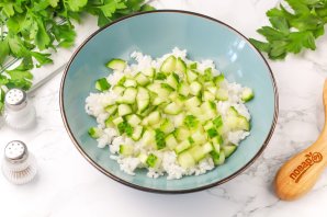 Салат с огурцом, тунцом и майонезом Салат с огурцом, тунцом и майонезом