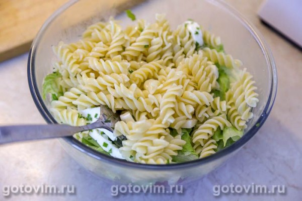 Салат из макарон с помидорами, маринованной моцареллой и салатом «Айсберг» Салат из макарон с помидорами, маринованной моцареллой и салатом «Айсберг»