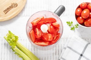 Томатный сок с сельдереем Томатный сок с сельдереем