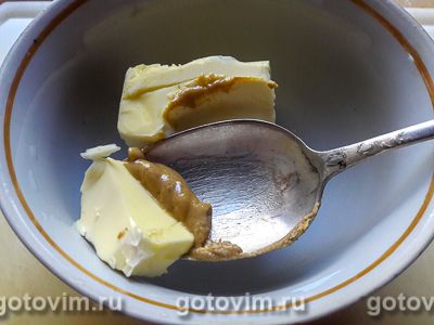 Бутерброды с селедкой на черном хлебе с горчичным маслом
