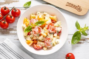 Салат с ананасом, помидорами и сыром Салат с ананасом, помидорами и сыром