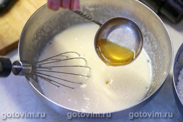 Пирог шарлотка из медового теста с яблоками