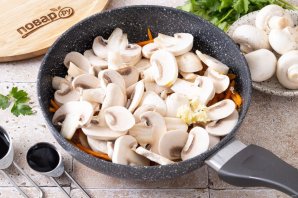 Фунчоза с шампиньонами Фунчоза с шампиньонами