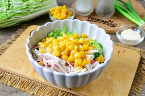 Салат с сыром, крабовыми палочками и пекинской капустой Салат с сыром, крабовыми палочками и пекинской капустой