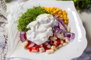 Салат с курицей, перцем и кукурузой