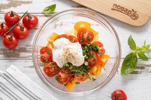 Салат с ананасом, помидорами и сыром Салат с ананасом, помидорами и сыром