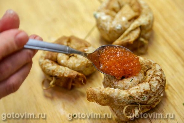 Улитки из блинов с икрой и творожным сыром Улитки из блинов с икрой и творожным сыром