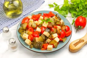 Салат с сыром, помидорами и маринованными огурцами Салат с сыром, помидорами и маринованными огурцами