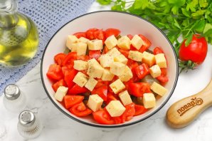 Салат с сыром, помидорами и маринованными огурцами Салат с сыром, помидорами и маринованными огурцами