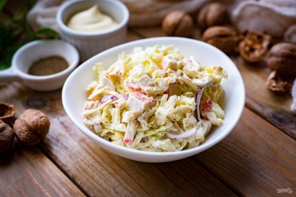 Салат с пекинской капустой, крабовыми палочками и сыром Салат с пекинской капустой, крабовыми палочками и сыром