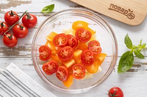 Салат с ананасом, помидорами и сыром Салат с ананасом, помидорами и сыром
