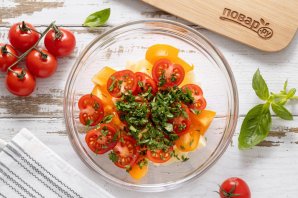 Салат с ананасом, помидорами и сыром Салат с ананасом, помидорами и сыром