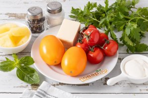 Салат с ананасом, помидорами и сыром Салат с ананасом, помидорами и сыром