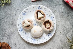 Шампиньоны с куриным фаршем в духовке Шампиньоны с куриным фаршем в духовке