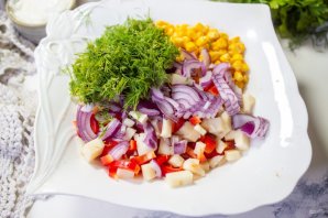 Салат с курицей, перцем и кукурузой
