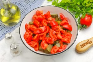 Салат с сыром, помидорами и маринованными огурцами Салат с сыром, помидорами и маринованными огурцами