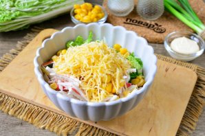 Салат с сыром, крабовыми палочками и пекинской капустой Салат с сыром, крабовыми палочками и пекинской капустой