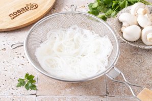 Фунчоза с шампиньонами Фунчоза с шампиньонами