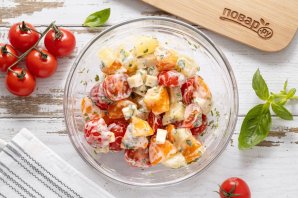 Салат с ананасом, помидорами и сыром Салат с ананасом, помидорами и сыром