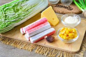 Салат с сыром, крабовыми палочками и пекинской капустой Салат с сыром, крабовыми палочками и пекинской капустой