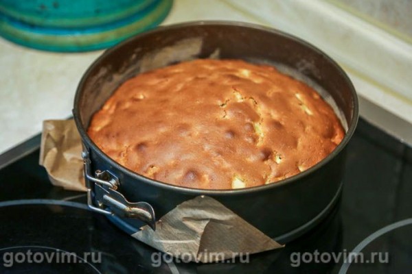 Пирог шарлотка из медового теста с яблоками
