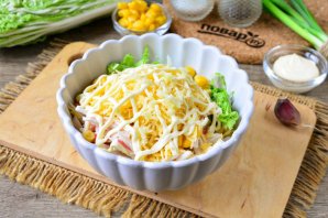 Салат с сыром, крабовыми палочками и пекинской капустой Салат с сыром, крабовыми палочками и пекинской капустой