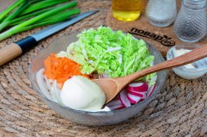 Салат с редиской и пекинской капустой Салат с редиской и пекинской капустой