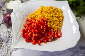 Салат с курицей, перцем и кукурузой
