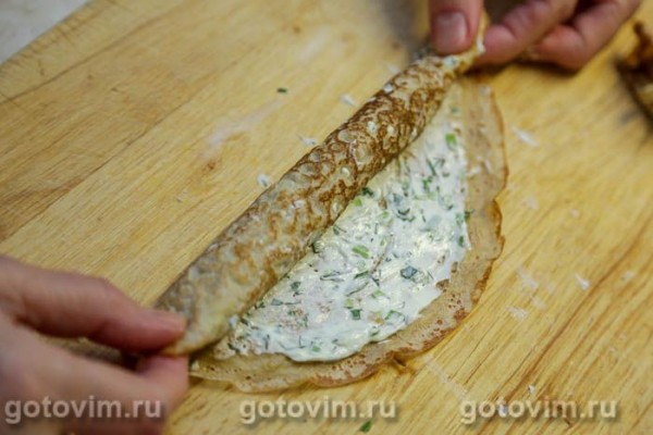 Улитки из блинов с икрой и творожным сыром Улитки из блинов с икрой и творожным сыром