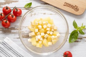 Салат с ананасом, помидорами и сыром Салат с ананасом, помидорами и сыром
