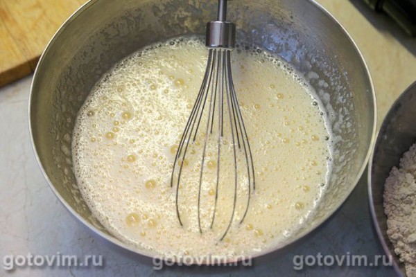 Пирог шарлотка из медового теста с яблоками