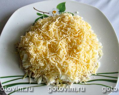 Слоеный салат с курицей, ананасами, сыром и орехами