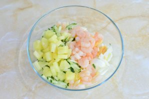 Салат с ананасом, креветками и пекинской капустой Салат с ананасом, креветками и пекинской капустой