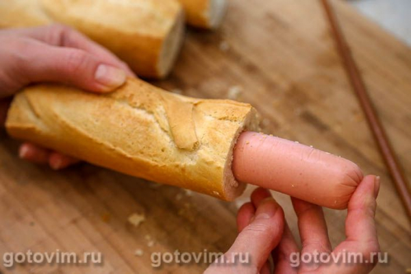 Пирог из багета с сосисками