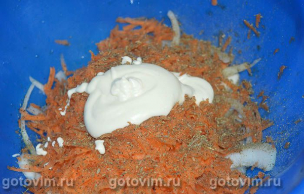 Карп целиком, запеченный в духовке с морковью и луком Карп целиком, запеченный в духовке с морковью и луком