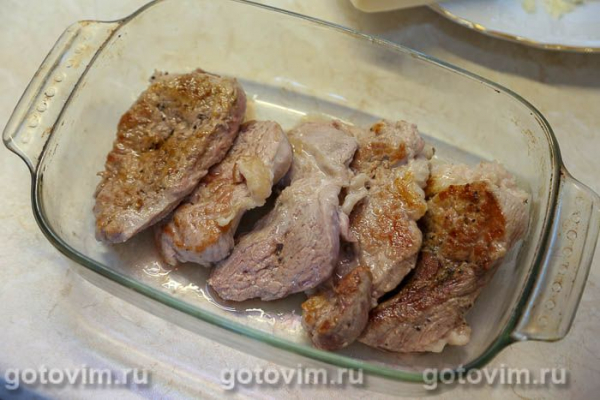 Свинина под шубой из сыра и вареного яйца