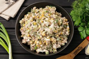 Салат с тунцом, кукурузой и сыром Салат с тунцом, кукурузой и сыром