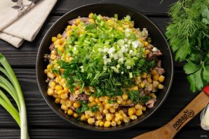 Салат с тунцом, кукурузой и сыром Салат с тунцом, кукурузой и сыром