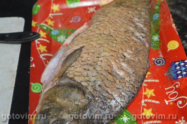 Карп целиком, запеченный в духовке с морковью и луком Карп целиком, запеченный в духовке с морковью и луком