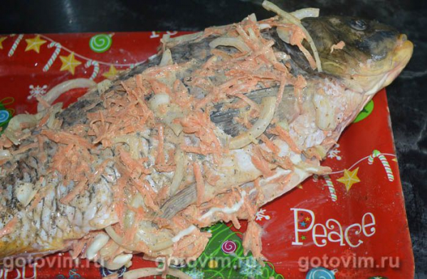 Карп целиком, запеченный в духовке с морковью и луком Карп целиком, запеченный в духовке с морковью и луком