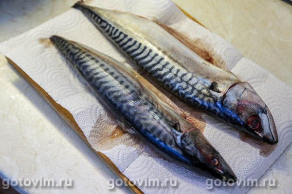 Скумбрия в фольге, запеченная на морковной подушке с апельсином