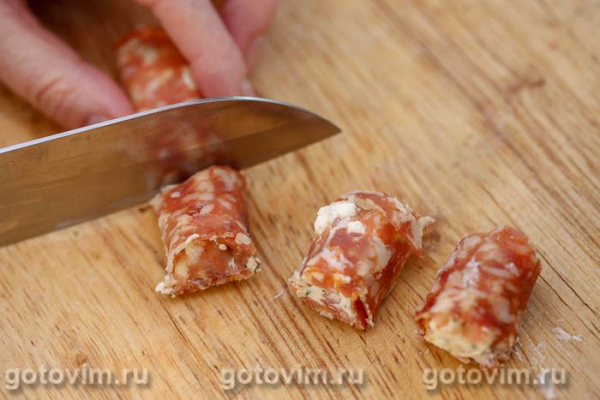 Закуска на шпажках с колбасой и сливочным сыром Закуска на шпажках с колбасой и сливочным сыром