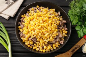 Салат с тунцом, кукурузой и сыром Салат с тунцом, кукурузой и сыром