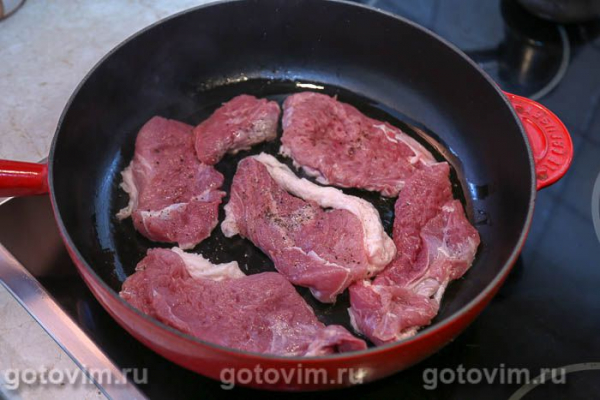 Свинина под шубой из сыра и вареного яйца