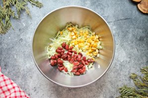 Салат с фасолью, капустой и кукурузой Салат с фасолью, капустой и кукурузой
