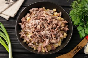 Салат с тунцом, кукурузой и сыром Салат с тунцом, кукурузой и сыром