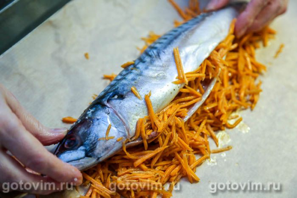 Скумбрия в фольге, запеченная на морковной подушке с апельсином