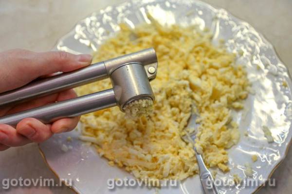Свинина под шубой из сыра и вареного яйца