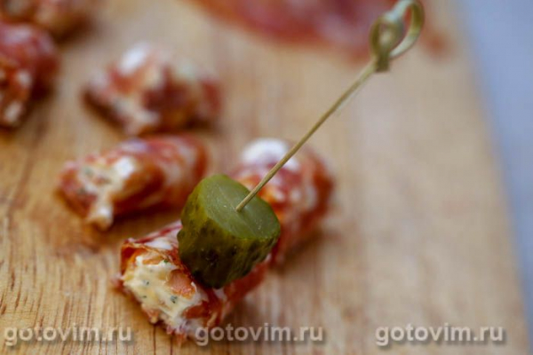 Закуска на шпажках с колбасой и сливочным сыром Закуска на шпажках с колбасой и сливочным сыром